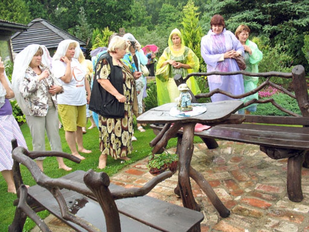 Par Liepājas rajona Nīcas novada «Drāznieku» sētas iekārtojumu sajūsminās baušķenieces, pārsteidz neparastie dekoratīvie risinājumi, kuru autore ir Gunta Vecpils (priekšplānā). 