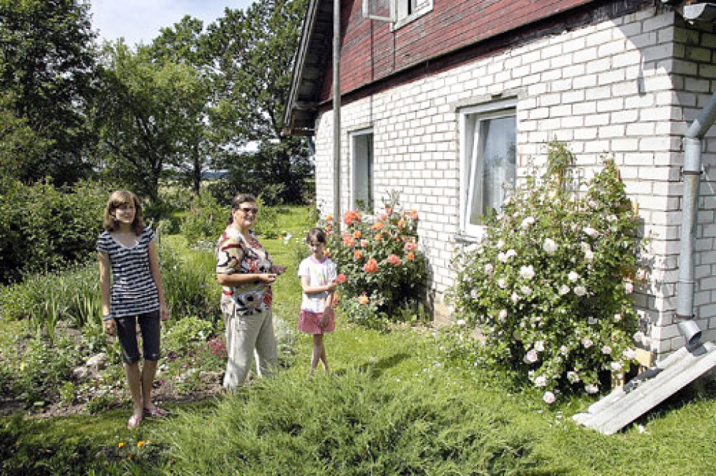 Regīna Linka, aicinot mazmeitiņas Montu (no kreisās) un Lindu laistīt augus, teic, ka tiem, tāpat kā cilvēkiem, gribas padzerties. Bērni labprāt palīdz. Meitenēm no visām puķēm visvairāk patīkot rozes. 