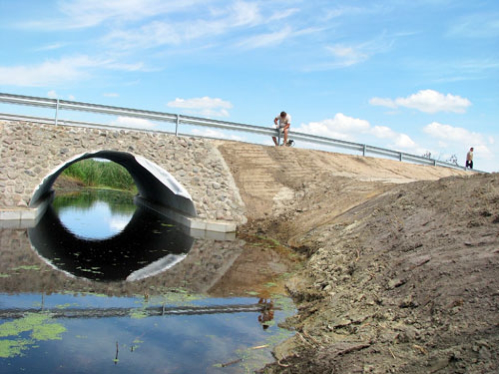 Pēdējie darbi caurtekas izbūvē uz ceļa Stīnūži–Lambārtes kalte Dāviņu pagastā tika veikti pagājušajā nedēļā.