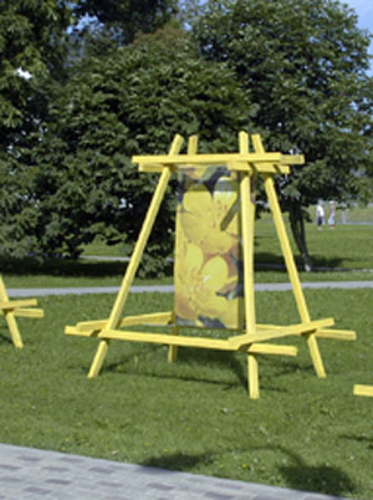 Bauskas ielās un laukumos uzstādītie krāsainie plakāti aicina uz pilsētas 400 gadu jubileju. 