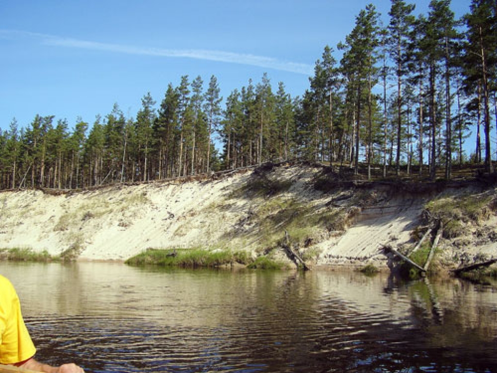 Irbes vienā pusē ir smilšains stāvkrasts, skaisti priežu meži, bet otrā krastā pār upi noliekušies zaļojoši lapukoki. 