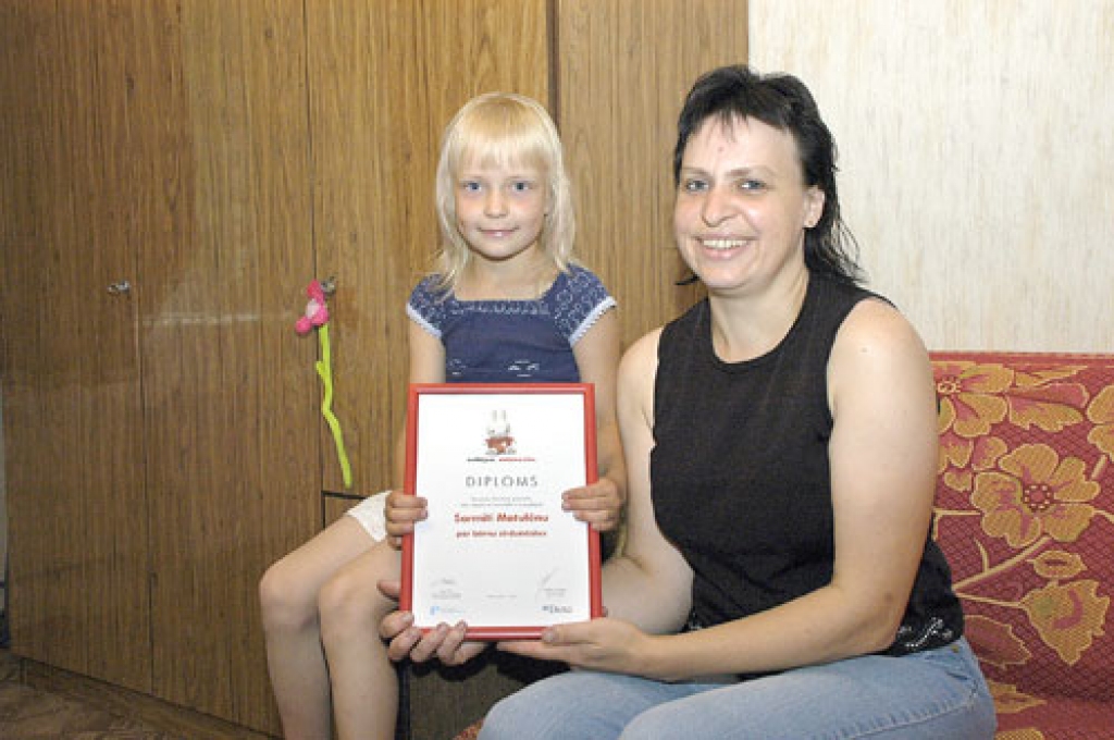 Bauskas slimnīcas bērnu nodaļas māsiņa Sarmīte Matulēna, ilgus gadus strādājot šajā profesijā, zina, kā ar mazajiem pacientiem sarunāties un arī dažādas spēles uzspēlēt. Mājās tikpat lielu uzmanību prasa meitiņa Keita, kurai šajā rudenī jāsāk skolas gaitas. 