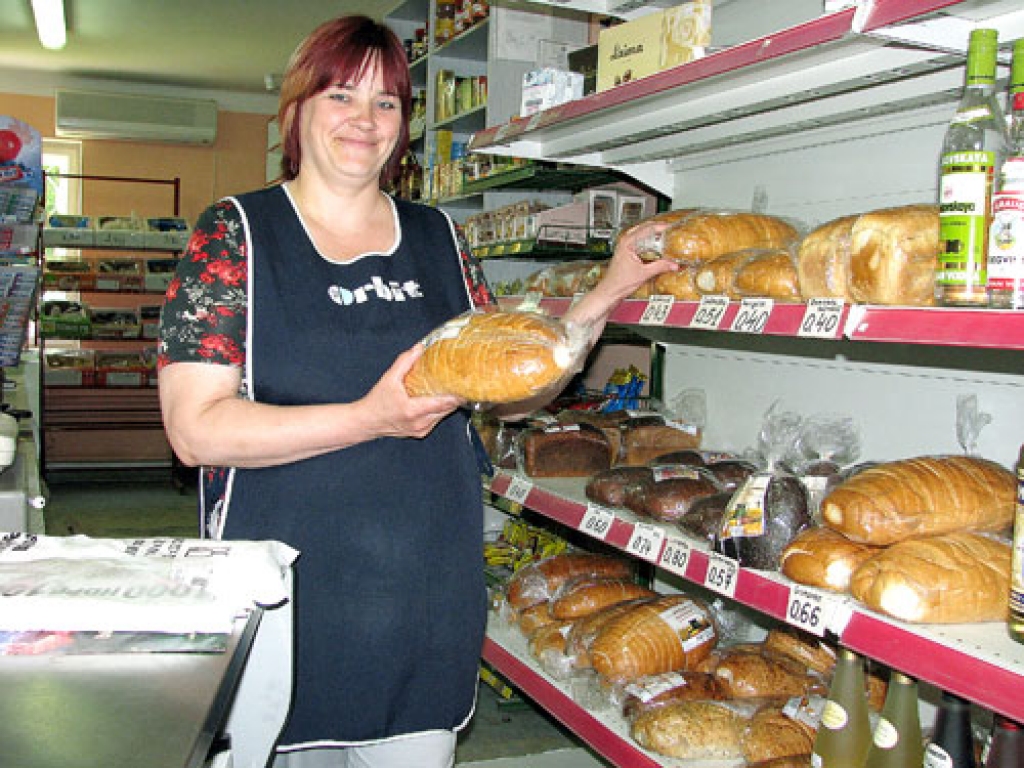 Brunaviete Indra Ņikiforova priecājas, ka klienti veikalā «Rasiņas» ir kļuvuši par labiem draugiem. 