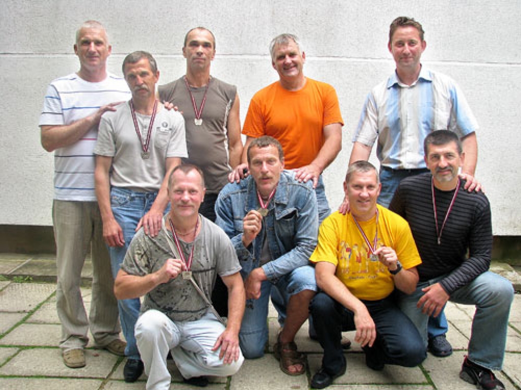 Par futbola sacensībās 45+ vecuma grupā izcīnītām sudraba godalgām vīri bija īpaši priecīgi. Komandā spēlēja Didzis Bergmanis, Raimonds Žabovs, Jānis Akmentiņš, Nikolajs Udalovs, Viktors Kopicjaks, Česlavs Kadiševskis, Imants Šuķis (nav attēlā),Vilnis Gailums, Aleksandrs Kazačenoks un Jānis Zauers.