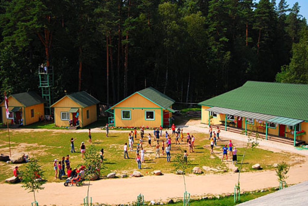 Angļu valodas nometnes dalībnieki dzīvos vasaras namiņos atpūtas centrā «Norkalni», kas atrodas netālu no Rīgas.