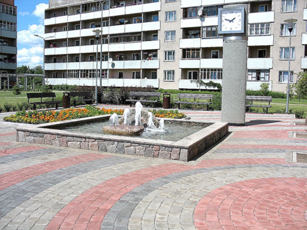 Lēmumprojektā par izmaiņām Iecavas novada pašvaldības iestāžu štatu sarakstos un vienību likvidēšanu paredzēts atbrīvot 20 darbiniekus. Attēlā – Iecavas novada Domes pagalms. 