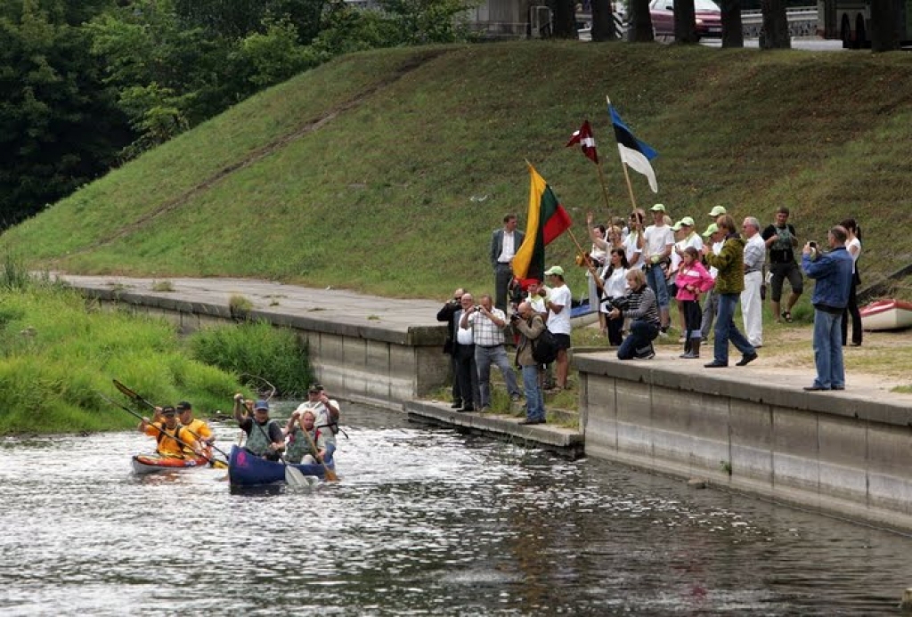 «Baltijas ceļa» laivotāji izbrauc no Viļņas, rīt pulksten 10 viņi ieradīsies Bauskā.
Autors: picasaweb.google.com