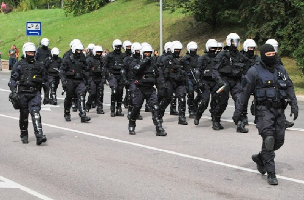 Specvienība «Alfa» ir ieradusies pie Mēmeles tilta Bauskā.
Autors: Uldis Varnevičs