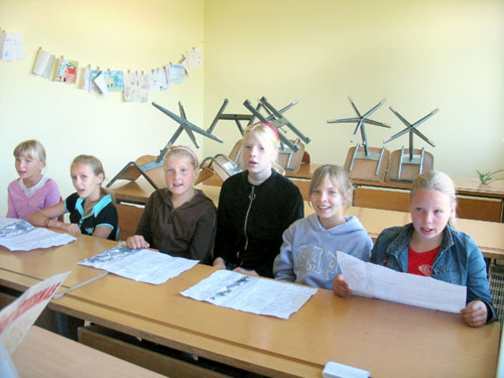 Kurmenes skolas meitenes mācās dziesmu «Lai dzīvo prieks!», to viņas izpildīs svinīgajā pasākumā 1. septembrī.
Autors: Vilnis Auzāns