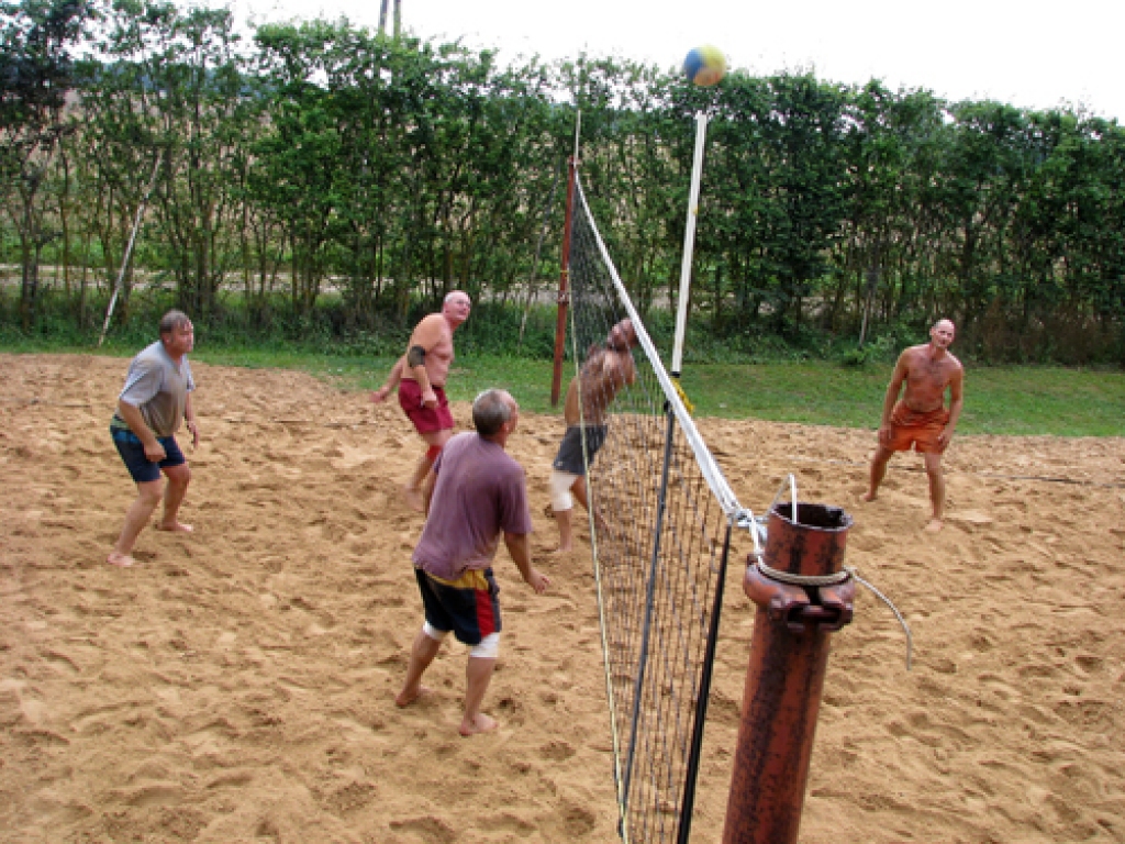 Vajadzēja trīs setus, lai noskaidrotu uzvarētāju pludmales volejbola «Lielās balvas» izcīņas finālā. Pārāka bija komanda, kurā spēlēja Aldis Ukstiņš, Jānis Vastlāvis un Jānis Mičurovs. 
Autors: Juris Iļņickis