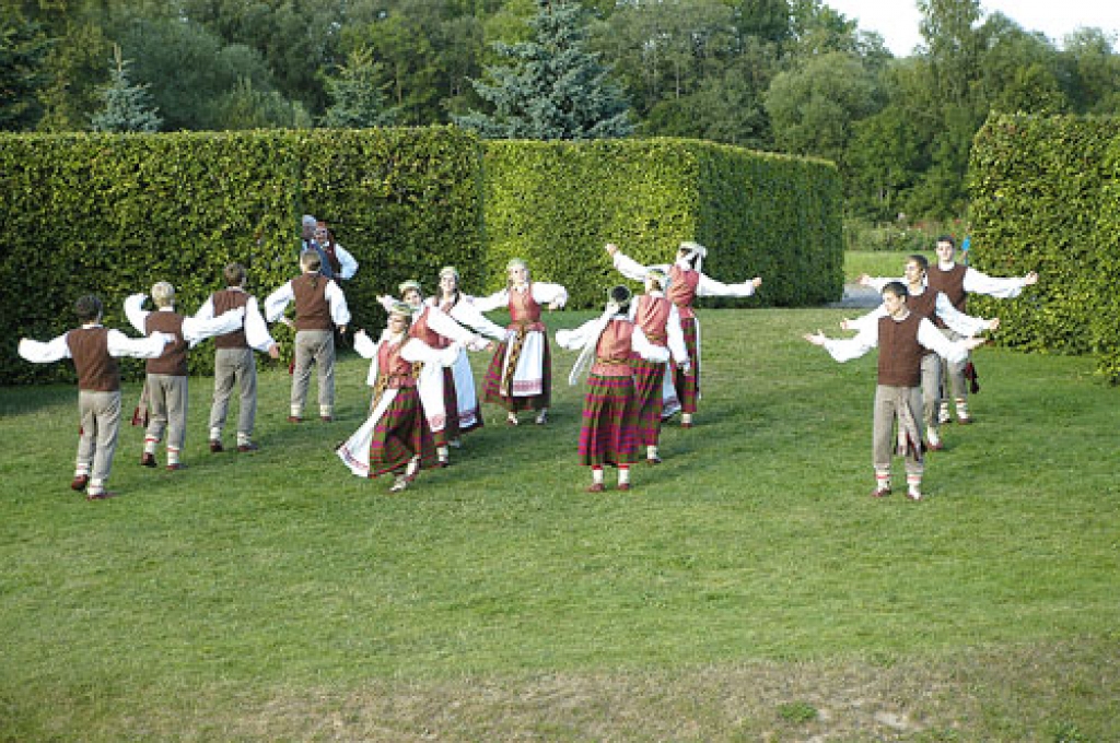 Koncertā kopā ar dejotājiem no Lietuvas pilsētas Vabaļņinkiem piedalījās folkloras kopa «Svitene» un šī pagasta senioru deju grupa «Šurpu turpu». Dziesmas un dejas bija par rudens darbiem, meitu un puišu draudzību.
Autors: Ivars Bogdanovs