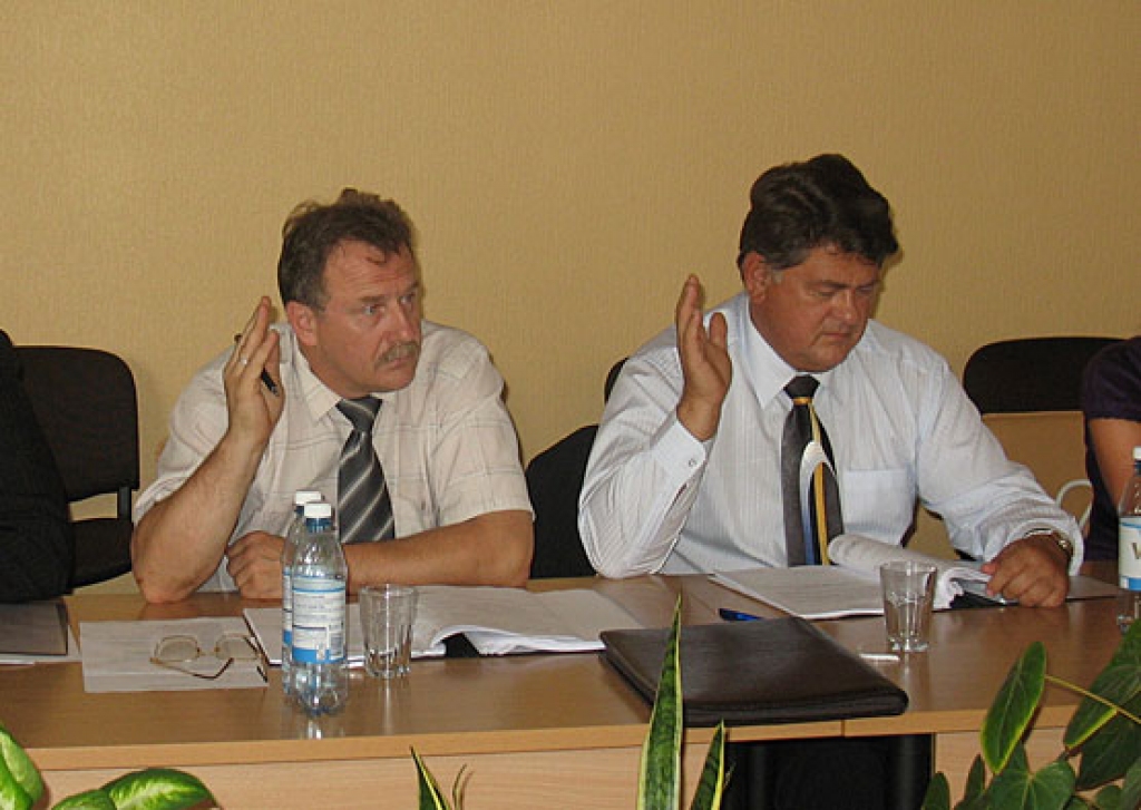 Balsojumā par algu samazināšanu nebija vienprātības arī partiju pārstāvju vidū. No «Jaunā laika» ievēlētie Uldis Kolužs (no kreisās) un Jānis Rumba bija par mēnešalgas samazināšanu. Gintauts Tarvids balsoja «pret», Egils Millers atturējās no sava viedokļa paušanas. 
Autors: Vilnis Auzāns