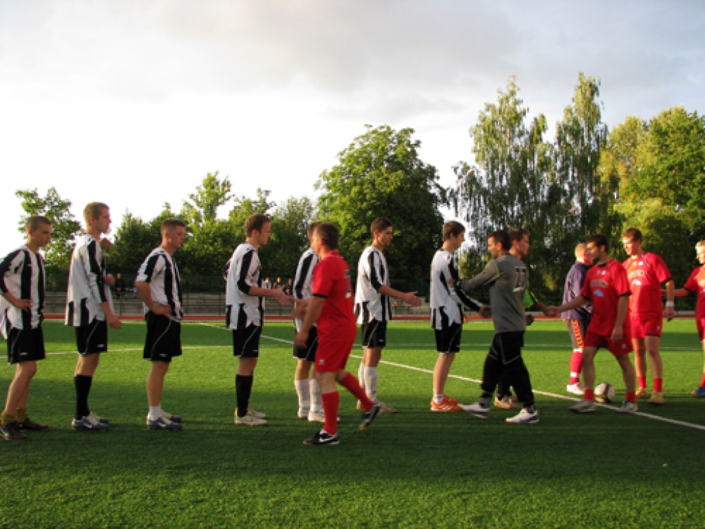 Pirms turnīra otrās spēles draudzīgi sasveicinās Īslīces pagasta (melnbaltie tērpi) un Ogres futbolisti.
Autors: Juris Iļņickis