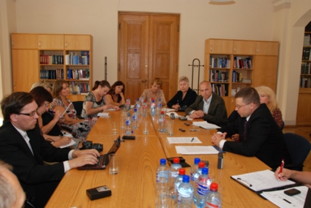 Premjers Valdis Dombrovskis tiekas ar reģionālo laikrakstu, arī «Bauskas Dzīves» žurnālistiem.
Autors: no Valsts Kancelejas fotoarhīva.