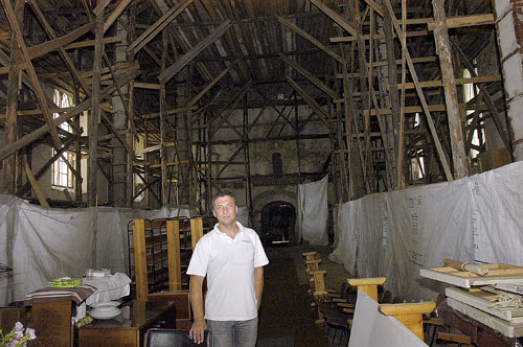 Iecavas evaņģēliski luteriskajā baznīcā pagājušā gadsimta septiņdesmitajos gados plosījās liesmas. Draudzes priekšnieks Andris Šteinbergs stāsta – toreiz runāja, ka aizdedzies puiku blēņu dēļ. Taču bijušas aizdomas, ka baumas izplata padomju varas drošības iestādes.
Autors: no «Bauskas Dzīves» arhīva.