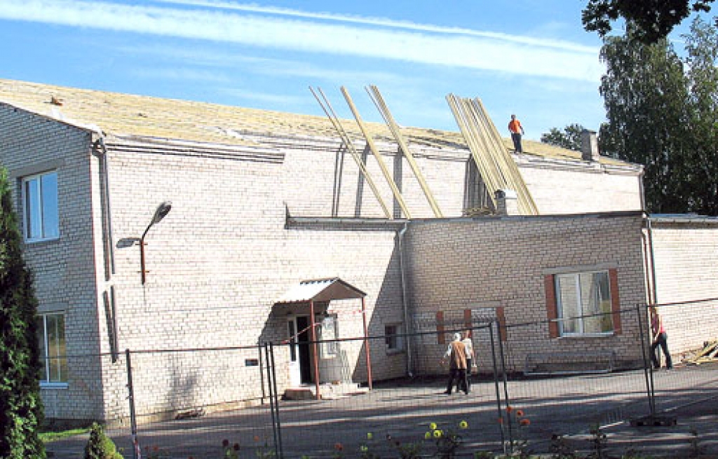 Kurmenes tautas nama ēku drīz apjums ar modernu jumta segumu.
Autors: Vilnis Auzāns