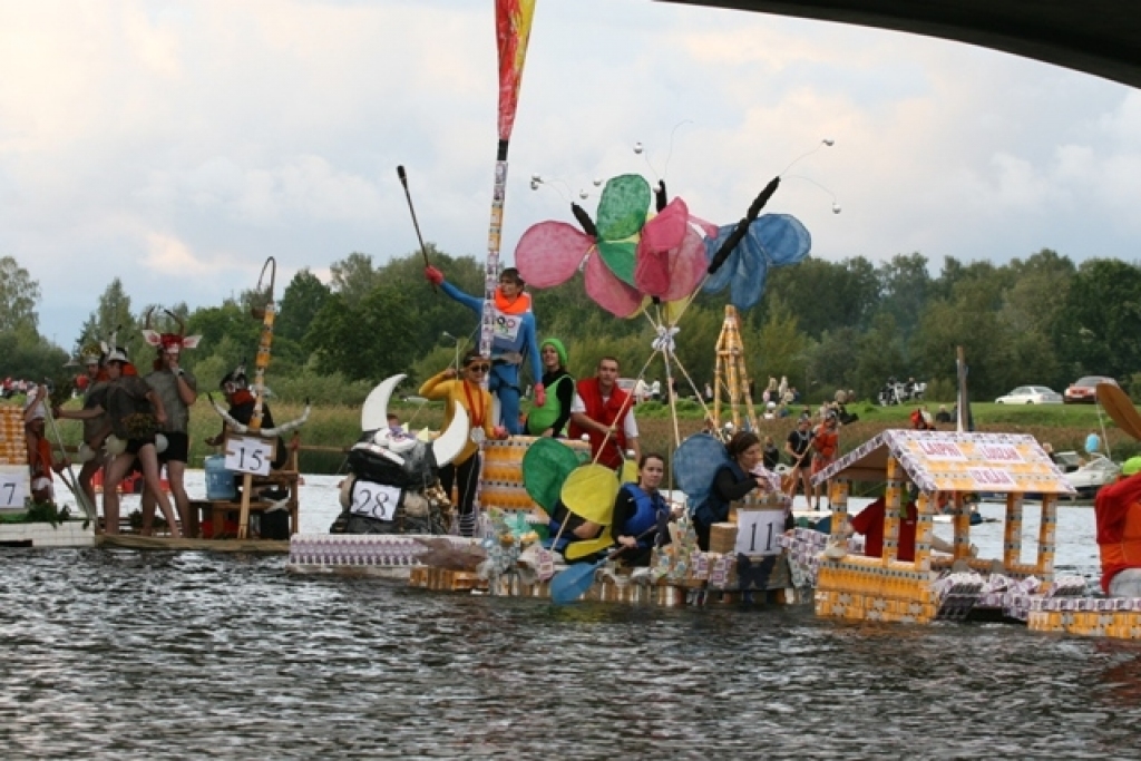 Pagājušajā gadā regates parādes braucienā un sacensībās piedalījās 28 komandas, kuras izcēlās ar savu atraktivitāti un speciāliem atbalstītājiem krastā. 
Autors: no aģentūras «Kultūra» arhīva.