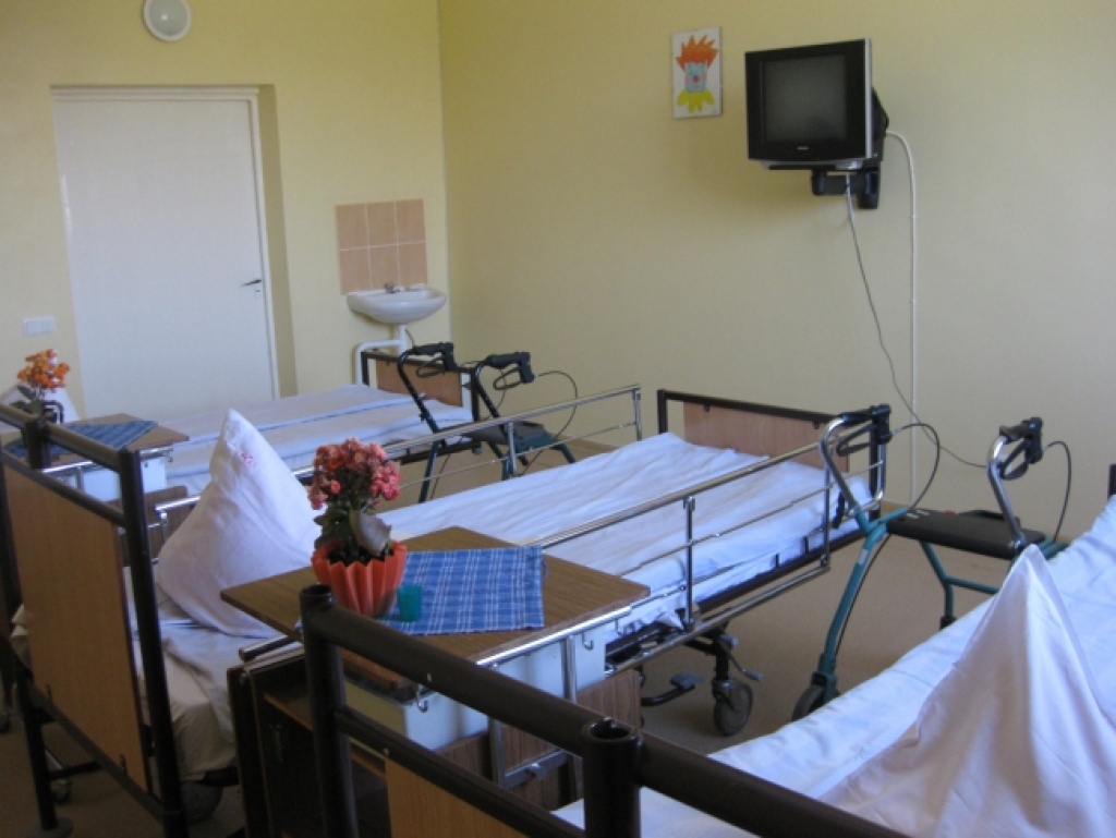 Daļa Latvijas slimnīcu tiek slēgtas, daļa slīgst lielos parādos.
Autors: no www.vilani.id.lv