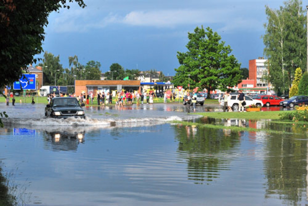 Uzvaras iela Bauskā brēc pēc remonta, to pilsētnieki īpaši izjūt ar pavasara bedrēm un vasaras lietusgāzēm.
Autors: Laimonis Šulcs
