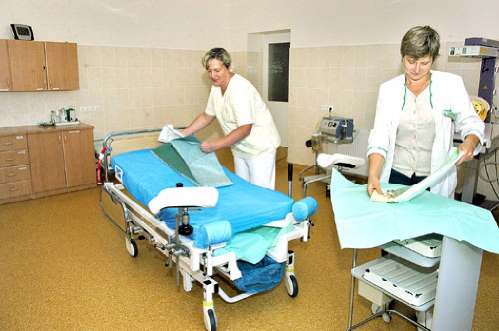 Dzemdību nodaļā Bauskas slimnīcā tikai šodien un rīt līdz pusnaktij uzņems topošās mātes. Šajā dzemdību zālē šogad pasaulē nākuši 287 mazuļi, no tiem tikai augustā piedzimuši 24 bērniņi. Dzemdību zāli radībām gatavo vecākā vecmāte Inese Majore un vecmāte Gunta Zelle. 
Autors: Ivars Bogdanovs