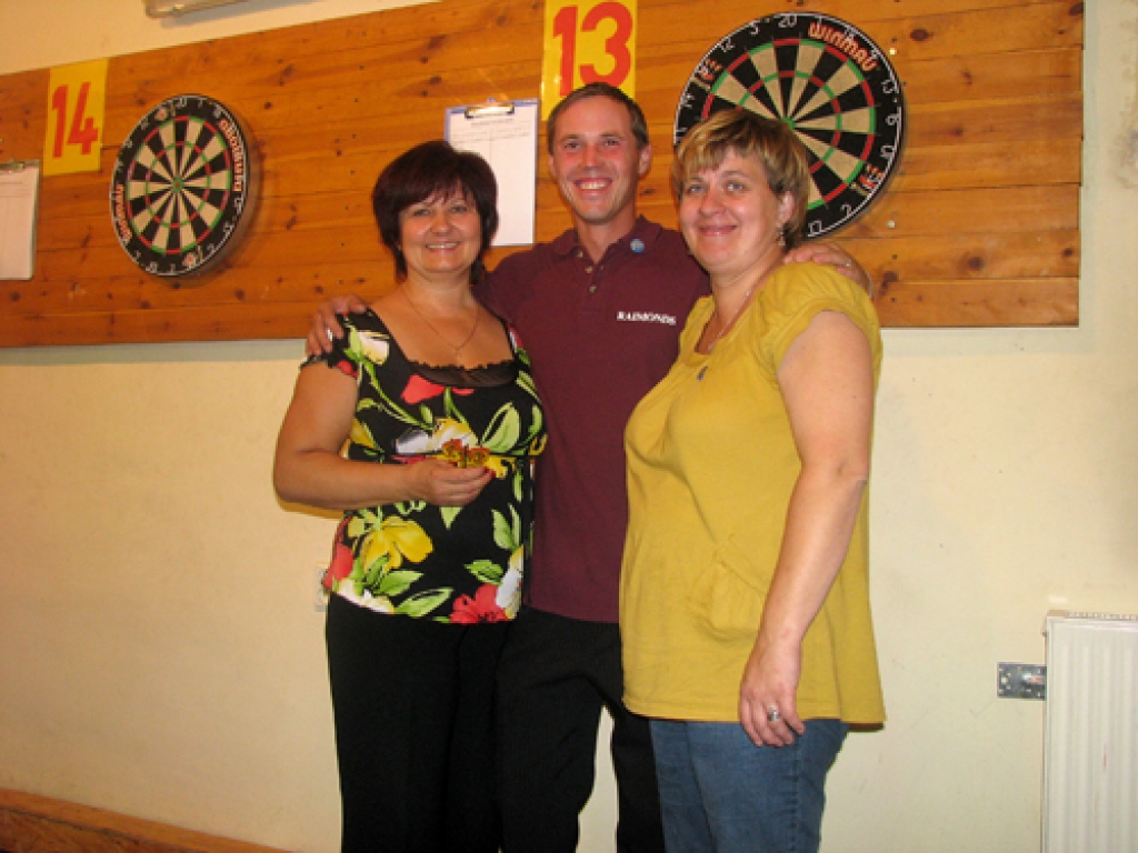 Godalgas Bauskas rajona atklātajā čempionātā šautriņu mešanā izcīnīja mūspuses sportistes Biruta Skvirecka (no kreisās) un Ilona Ziemele, astoņu labāko vidū bija arī Raimonds Jankūns.
Autors: Juris Iļņickis