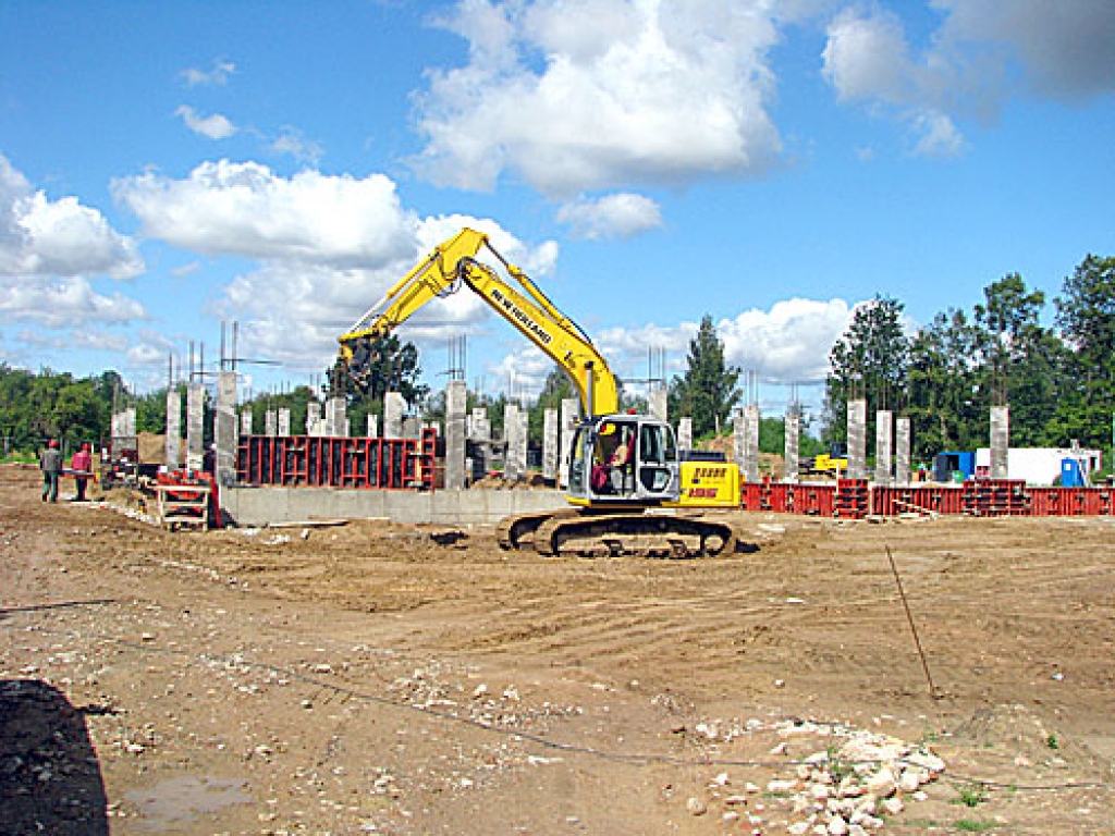 Nogriežoties uz Saulaini, ceļa labajā pusē nākamgad sliesies jaunais Rundāles bērnudārzs un novada pakalpojumu centrs.
Autors: Juris Iļņickis