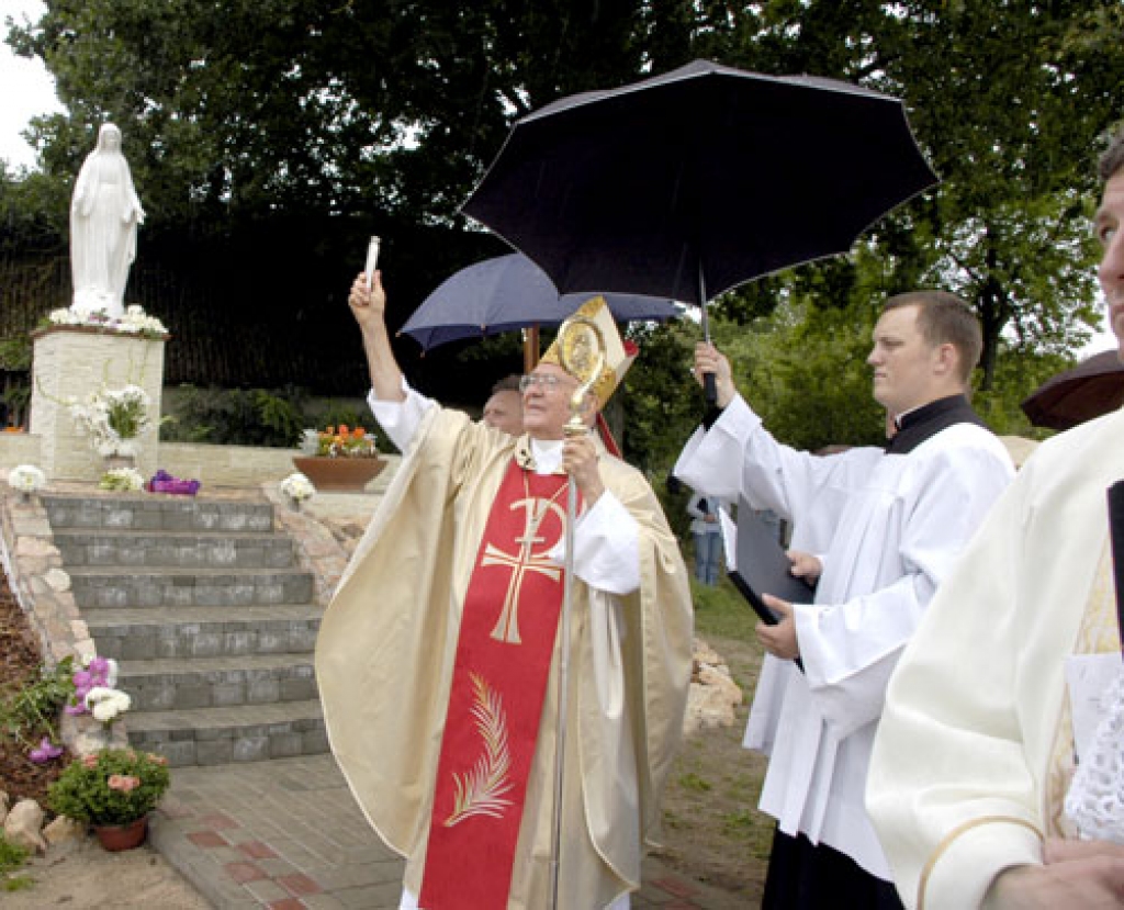 Bīskaps Antons Justs kopā ar vairākiem kaimiņu draudžu priesteriem vispirms deva svētību Jaunavas Marijas tēlam, kas atrodas pie Iecavas katoļu dievnama.
Autors: Ivars Bogdanovs