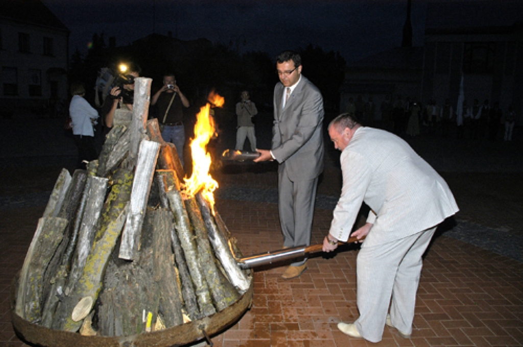 BA Latvijas delegācijas vadītājs Jānis Reirs (no kreisās) un Bauskas novada Domes priekšsēdētājs Valdis Veips ar lāpām lika uzliesmot lielajam ugunskuram Bauskas Rātslaukumā.
Autors: Ivars Bogdanovs