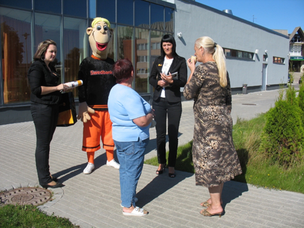 «Swedbank» staigājošais simbols Svens Bauskas centrā uzrunā pensionārus, aicinot viņus kļūt par bankas klientiem. 
Autors: Vilnis Auzāns