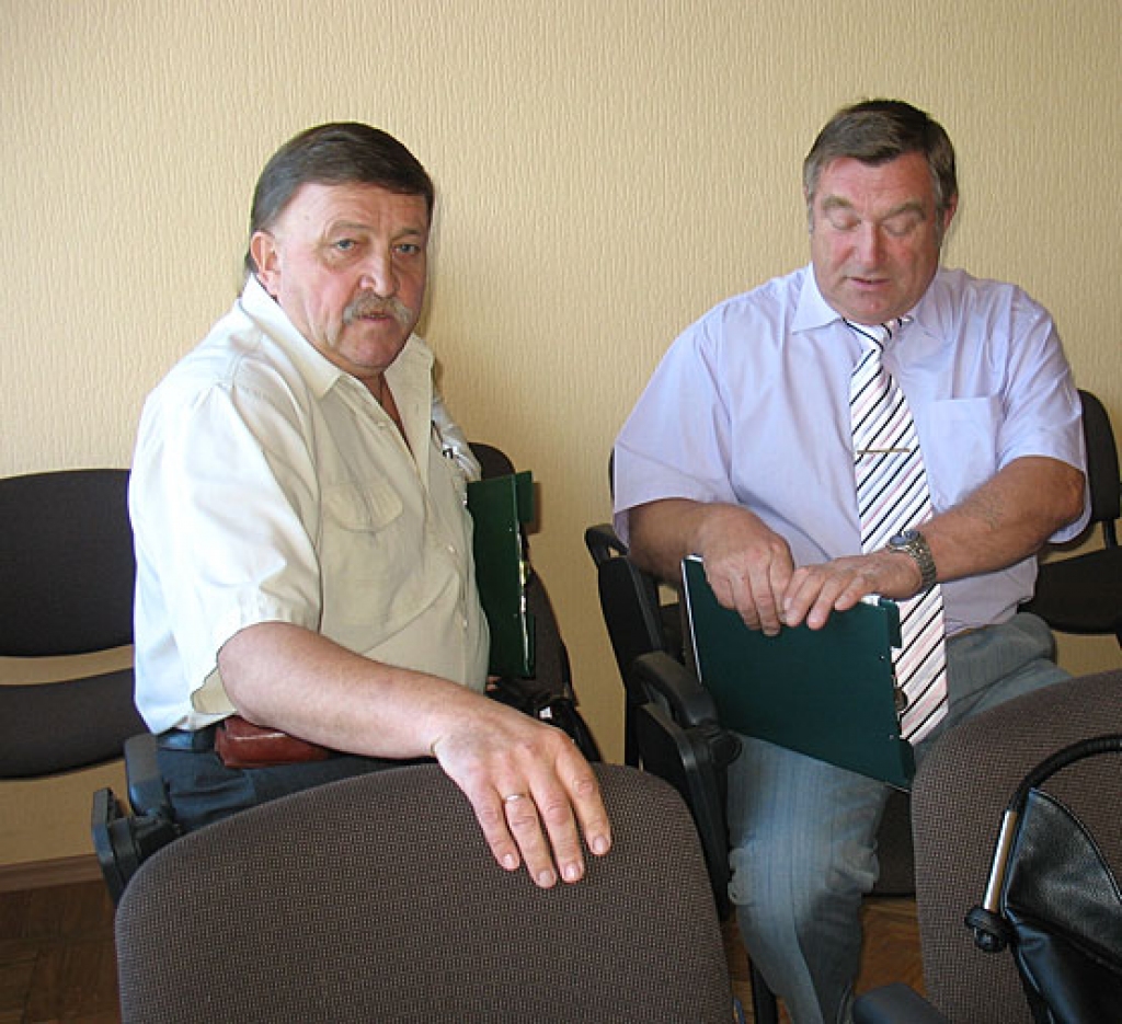 Bauskas novada Domes Finanšu komitejas sēdē daudz aizrādījumu par pārvalžu darbinieku štatu sarakstiem un iecerētajām algām saņēma Īslīces pagasta pārvaldes vadītājs Jānis Barans (no kreisās) un viņa kolēģis no Gailīšu pagasta Aleksandrs Bičkovs. 
Autors: Vilnis Auzāns