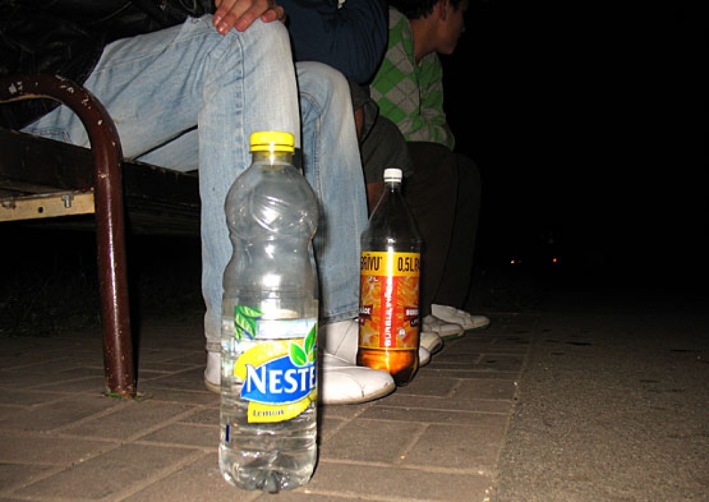 Korfa dārzā Bauskā pie soliņa, kur sēž pusaudži, zemē nolikta gan limonādes pudele, gan maskēta pudele, kurā ir šķidrums ar alkoholam raksturīgu smaku. Zēni stāsta, ka pudele nav viņu, tā jau bijusi zem soliņa. Policijas klātbūtnē pusaudži šķidrumu izlej.
Autors: Vilnis Auzāns