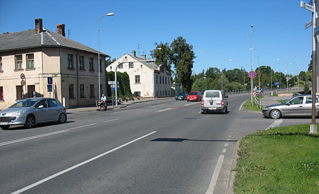 Satiksme uz A-7 šosejas, arī attēlā redzamajā Kalna ielā Bauskā, svētdien būs ierobežota.
Autors: Vilnis Auzāns