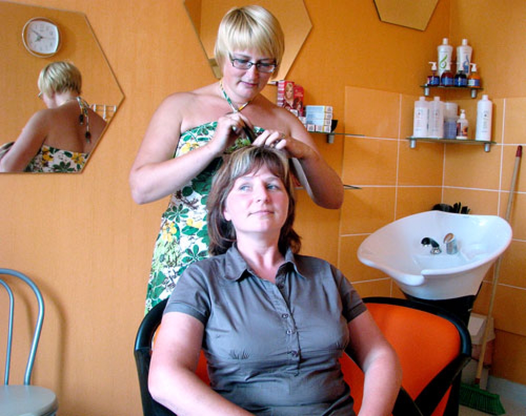 Kurmenieši un arī iebraucēji zina, ka Sanita Čudare safrizēs gan dāmas, gan kungus. Regulāra kliente ir arī Gunta Drezova.
Autors: Juris Iļņickis