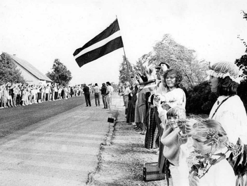 «Baltijas ceļš» 1989. gada 23. augustā uz Latvijas – Lietuvas robežas Grenctālē. Varbūt fotoattēlā kāds sevi atpazīst?
Autors: Guntis Šlosbergs