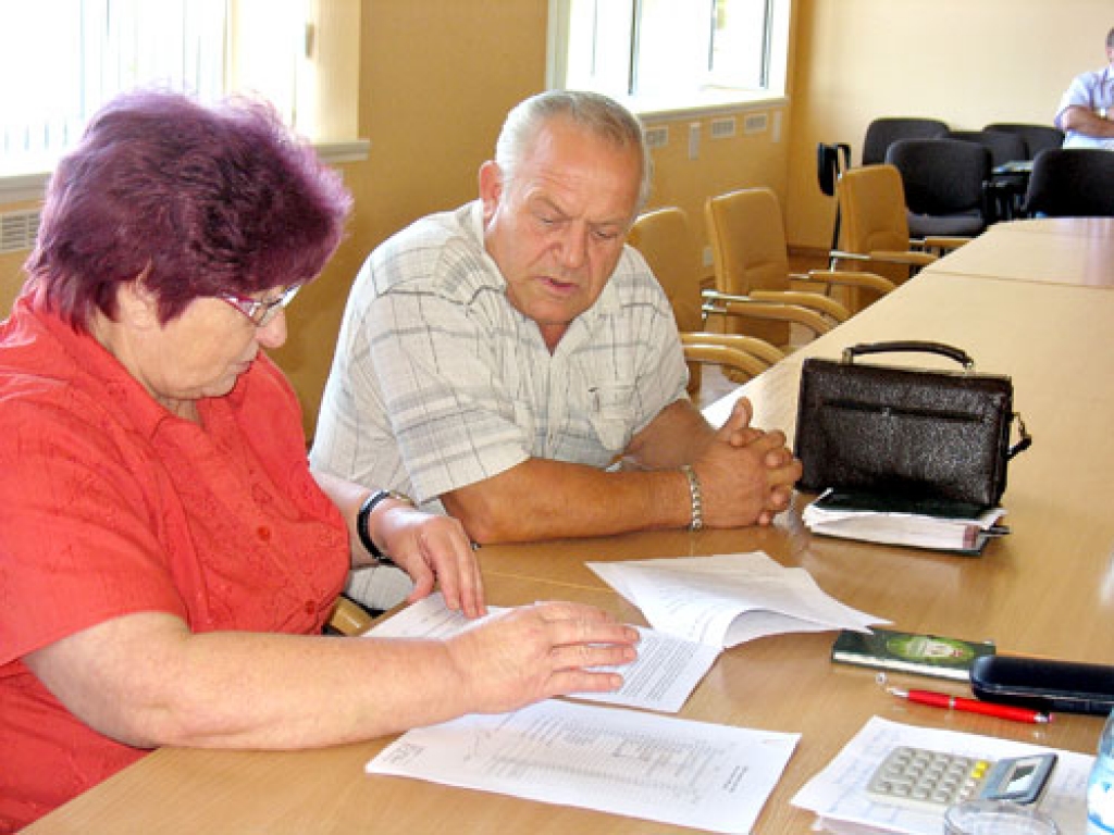 Bauskas novada Domes deputāts Alvis Feldmanis pirms Finanšu komitejas sēdes ar savu priekšlikumu par algas samazināšanu iepazīstina deputāti Veru Purmali.
Autors: Vilnis Auzāns