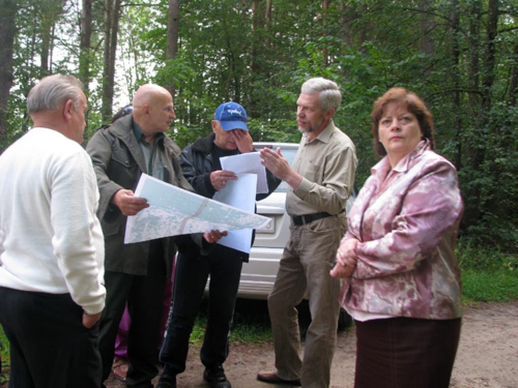 Vidusdaugavas mežsaimniecības izpilddirektora vietnieks plānošanas jautājumos Kaspars Riže (otrais no labās) iepazīstina ar Likvertenu mežā paredzēto darbu apjomu Bauskas novada Domes deputātu Alvi Feldmani (no kreisās), pensionētu meža darbinieku Edgaru Piķeli, baušķenieku Herbertu Mucenieku un Vecsaules pagasta pārvaldes vadītāju Laimdotu Kolbergu.
Autors: Juris Iļņickis
