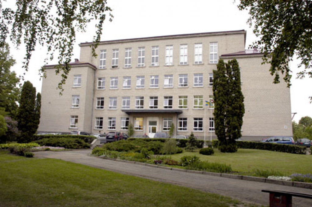 Iecavas novadu neskāra administratīvi teritoriālās reformas radītās pārmaiņas. Bauskas rajona Padomei nodot vietējās pašvaldības pārziņā tās teritorijā esošo Zālītes speciālo internātpamatskolu un Iecavas internātpamatskolu (attēlā) ir mazāk sarežģīti.
Autors: no «Bauskas Dzīves» arhīva.