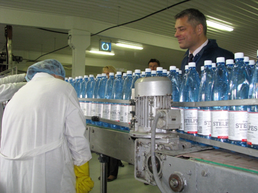 Stelpes minerālūdens ražotne SIA «Mežotne LDA». Tās vadītājs Aldis Dzirkalis (attēlā) iepazīstina ar uzņēmuma darba gaitu un specifiku.
Autors: Juris Iļņickis