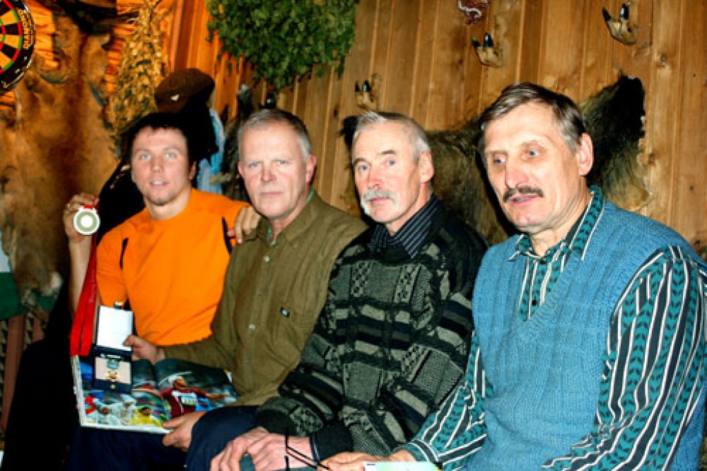 Olimpiskais vicečempions Ainārs Kovals (no kreisās) Pekinā izcīnīto godalgu atvedis parādīt Vecumnieku vidusskolas «sporta katedrai» – savam pirmajam trenerim Ivaram Zilgalvim (otrais no kreisās), sporta pedagogiem Guntim Vēverim un Pēterim Lungevičam. Viņi uztur saikni ar citiem bijušajiem audzēkņiem.
Autors: no Ivara Zilgalvja arhīva.