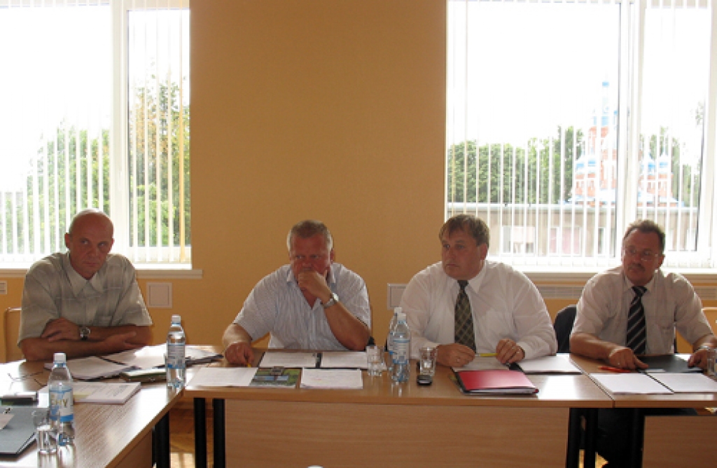 Savu kolēģu deputātu atbalstu Attīstības un plānošanas nodaļas vadītāja amatam neguva Jānis Feldmanis (no kreisās).
Autors: Vilnis Auzāns