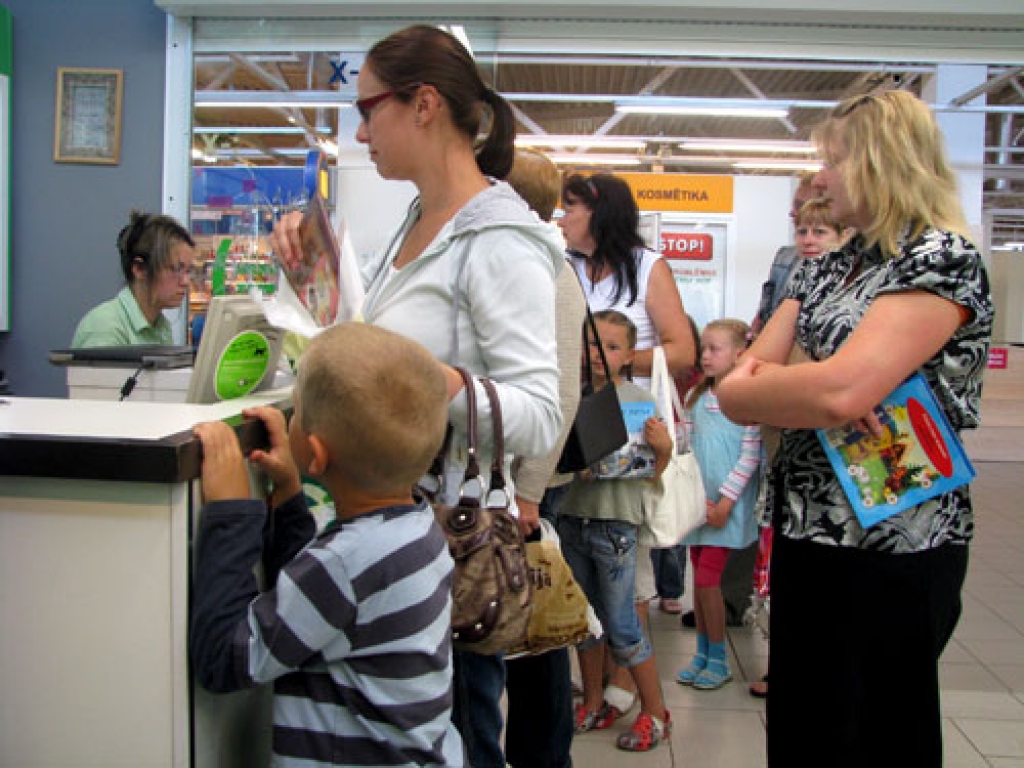 Vecāku interese saņemt bezmaksas mobilo telefonu atvasēm, kas šogad sāks skolas gaitas, ir liela.
Autors: Juris Iļņickis