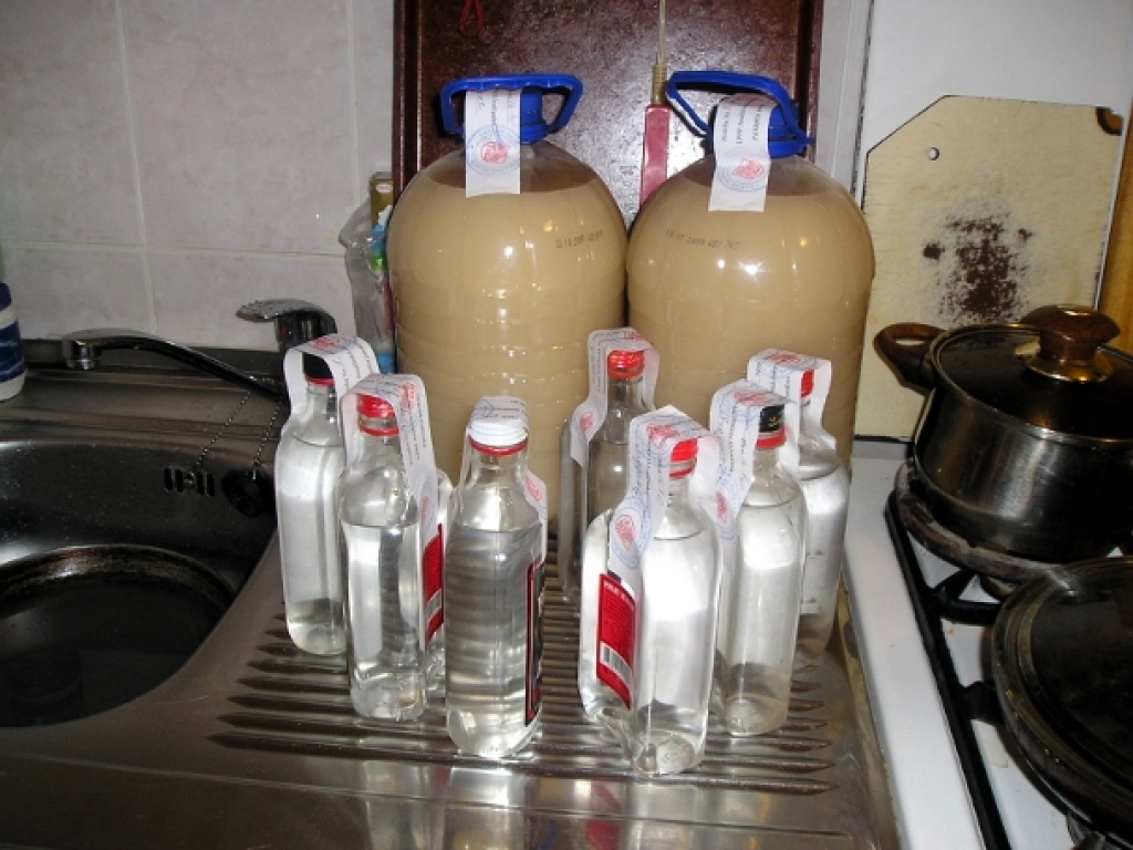 Viena no atklātām nelegālajām alkohola ražotnēm.
Autors: no www.apollo.lv