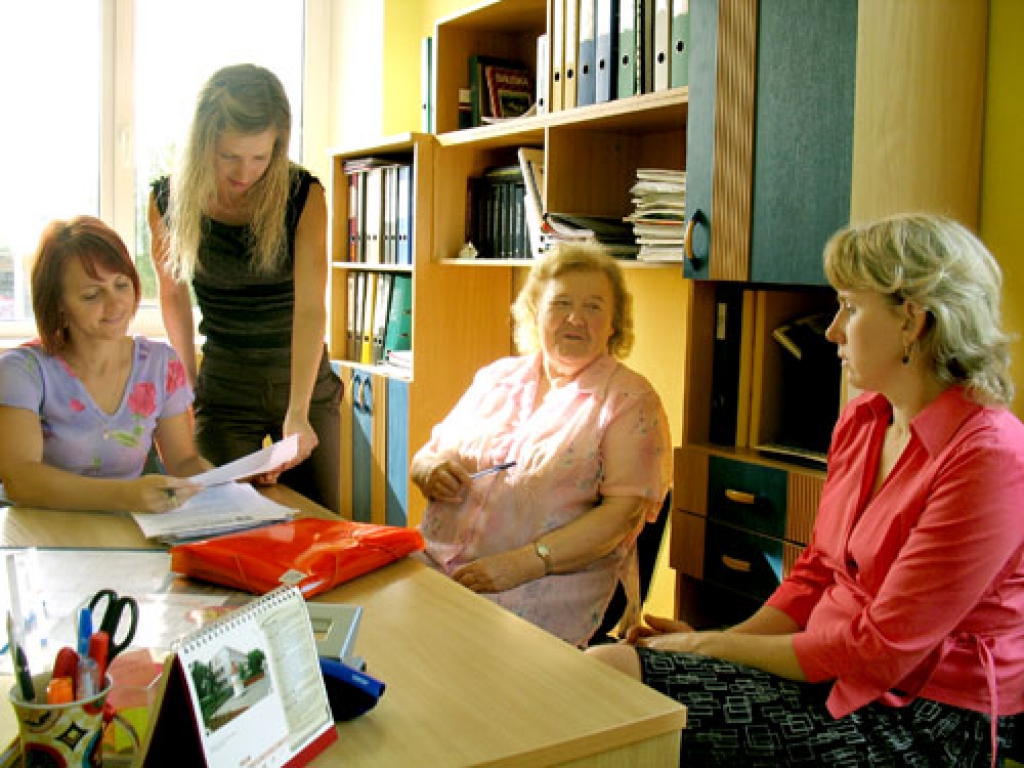 Bauskas novada administratīvā komisija: Jolanta Lauva (no kreisās), Dace Biķerniece, Agnese Viele un Helvija Greiere. Fotografēšanās brīdī klāt nebija vēl viena komisijas locekļa – policista Renāra Dreijera.
Autors: Vilnis Auzāns
