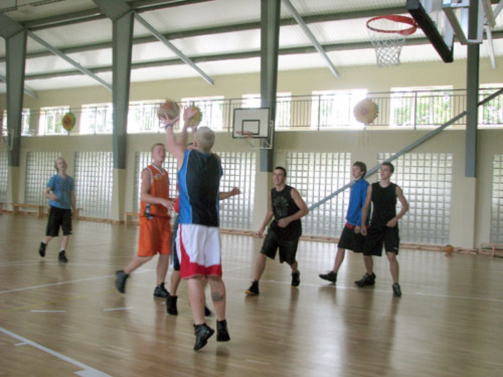 Sagatavošanās posms jaunajai sezonai Bauskas rajona Bērnu un jaunatnes sporta skolas basketbola nodaļas audzēkņu divām grupām bija organizēts Griķu pamatskolā, kur šajā pavasarī atklāta jauna sporta zāle. Pie groza 1992. gadā dzimuši puiši.
Autors: Juris Iļņickis