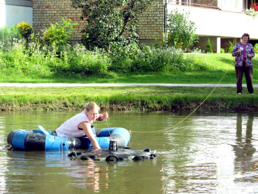 SIA «Apzaļumošanas firma Jaunbērze» speciālistes remontē sabojāto strūklaku Korfa dārza dīķī.
Autors: Juris Iļņickis