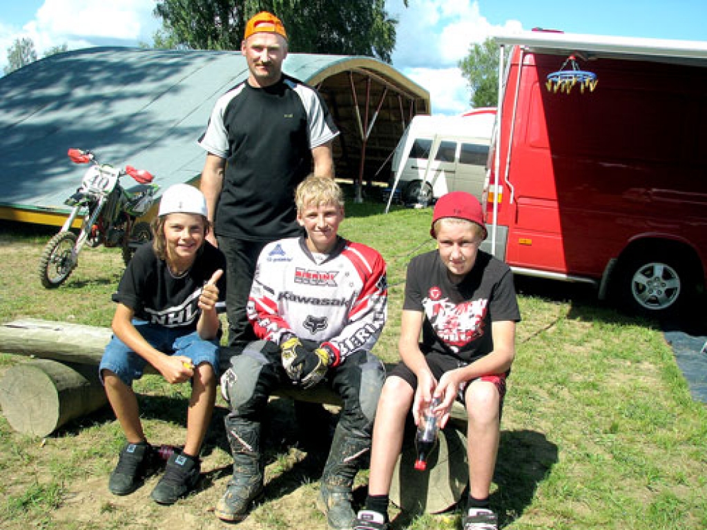 Foto – JURIS IĻŅICKIS  Kristers Drevinskis (vidū), Vecumnieku vidusskolas 5. klases audzēknis, pārliecinoši bija ātrākais Latvijas čempionāta Stelpes posmā 65 kubikcentimetru motociklu klasē. Pēc pirmā finālbrauciena finiša uzvarētāju sveica draugi Tomass Keišs (no kreisās), Renārs Vilnis un viņa tētis Agris Drevinskis.
Autors: Juris Iļņickis