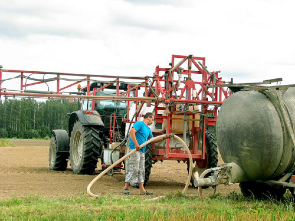 SIA «Ceraukste agro» pēc sējas ziemas rapšu laukus smidzina ar augsnes herbicīdu. Divatā strādā Sandris Markus (attēlā) un Jānis Kukutis, kurš darbā izmanto 24 metrus platu smidzināšanas iekārtu.
Autors: Juris Iļņickis