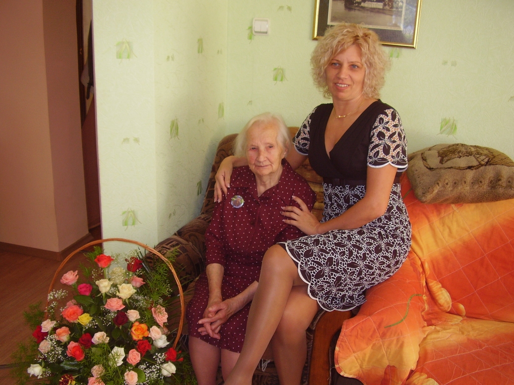 Baušķeniece Natālija Gaile savā 100. dzimšanas dienā kopā ar Ingu, vienu no mazmeitām. 
Autors: Inga Muižniece