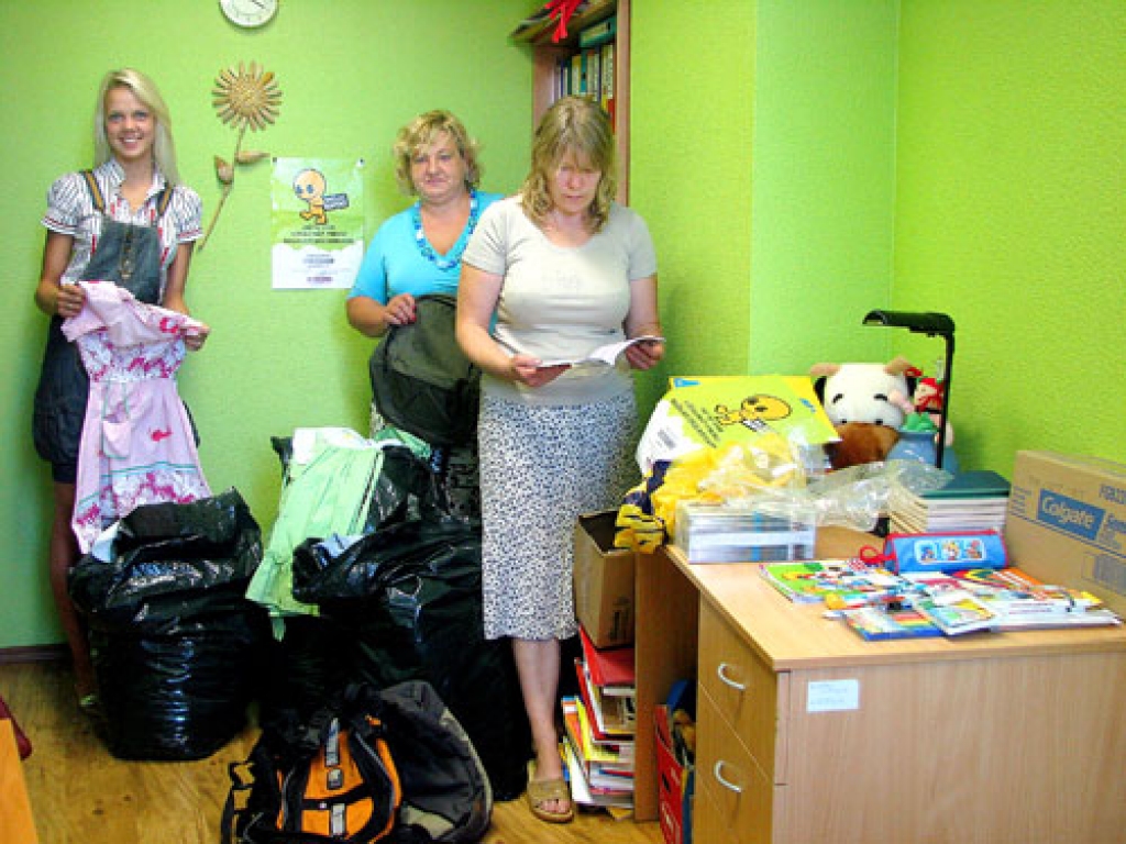 Akcijas «Skolas soma» ziedotāju vidū ir arī baušķeniece Līga Lapinska (no kreisās) un Codes pagasta iedzīvotāja Daira Jātniece ( no labās). Daudzfunkcionālā rehabilitācijas centra «Ābele» darbiniece Ineta Niedra teic, ka sadarbībā ar pilsētas sociālo dienestu Bauskas pilsētā apzinātas ap 60 ģimenēm, kurām nepieciešams atbalsts, gatavojoties mācību gada sākumam.
Autors: Juris Iļņickis