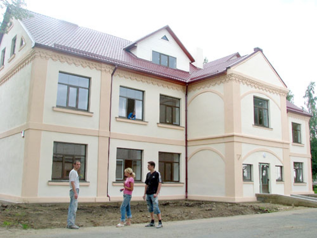 Kurmenes centrā skaistākais akcents pašlaik ir kādreizējā skola, kuru atjaunojot saglabātas un izceltas mūsdienu arhitektūrai neraksturīgas detaļas. 
Autors: Juris Iļņickis